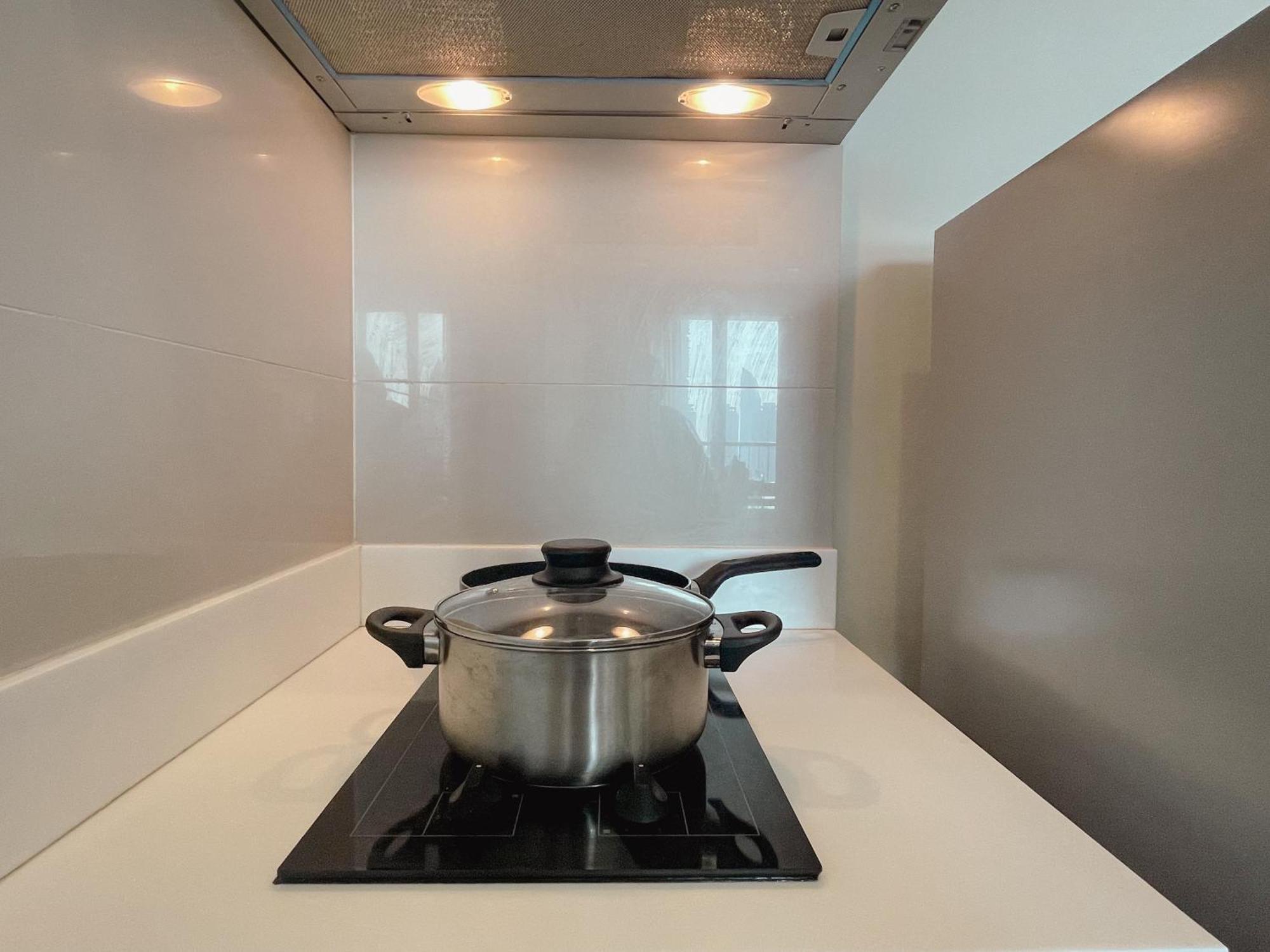Luxurious River View With Train Access Apartment *