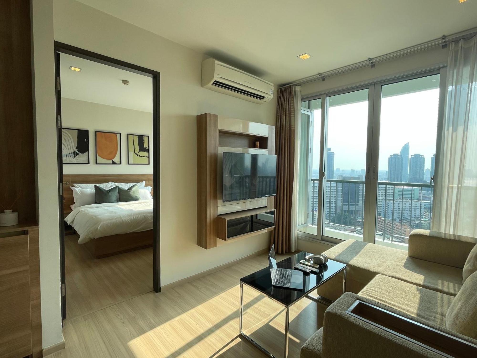 Luxurious River View With Train Access