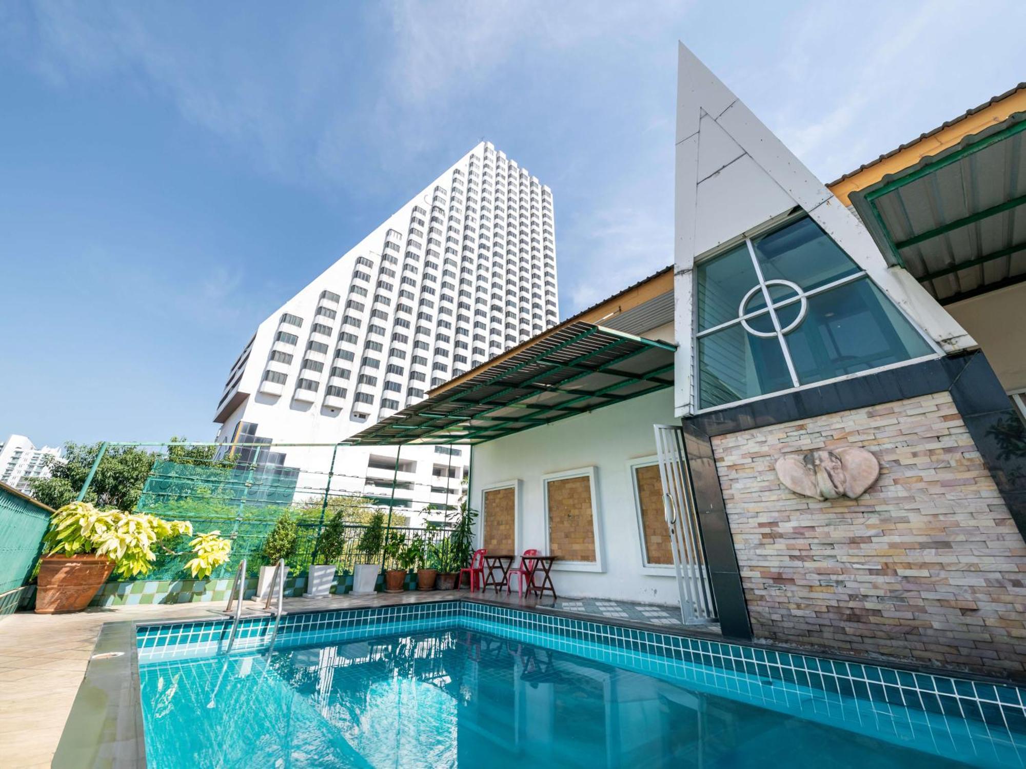 Royal Ivory Sukhumvit Nana Hotel