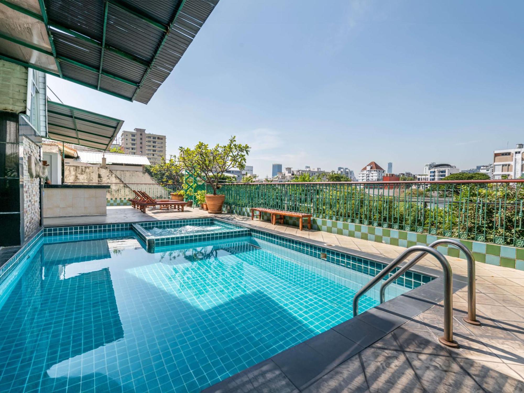 Royal Ivory Sukhumvit Nana Hotel