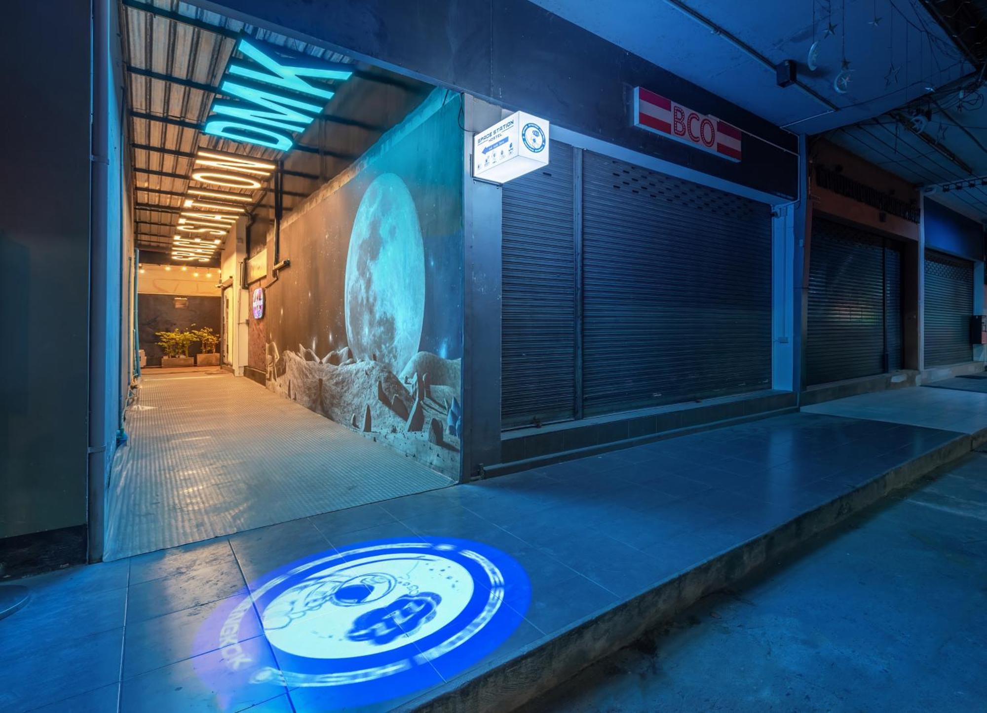 Space Station Hostel *