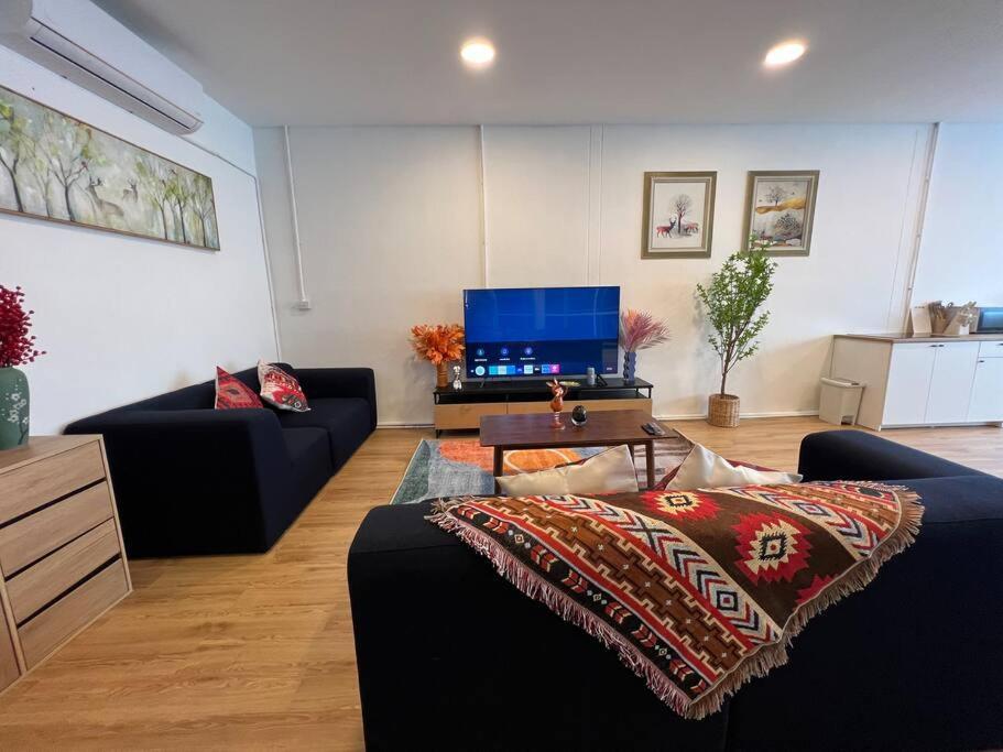 Roof 4br Private Floor, China Town, Center Apartment *