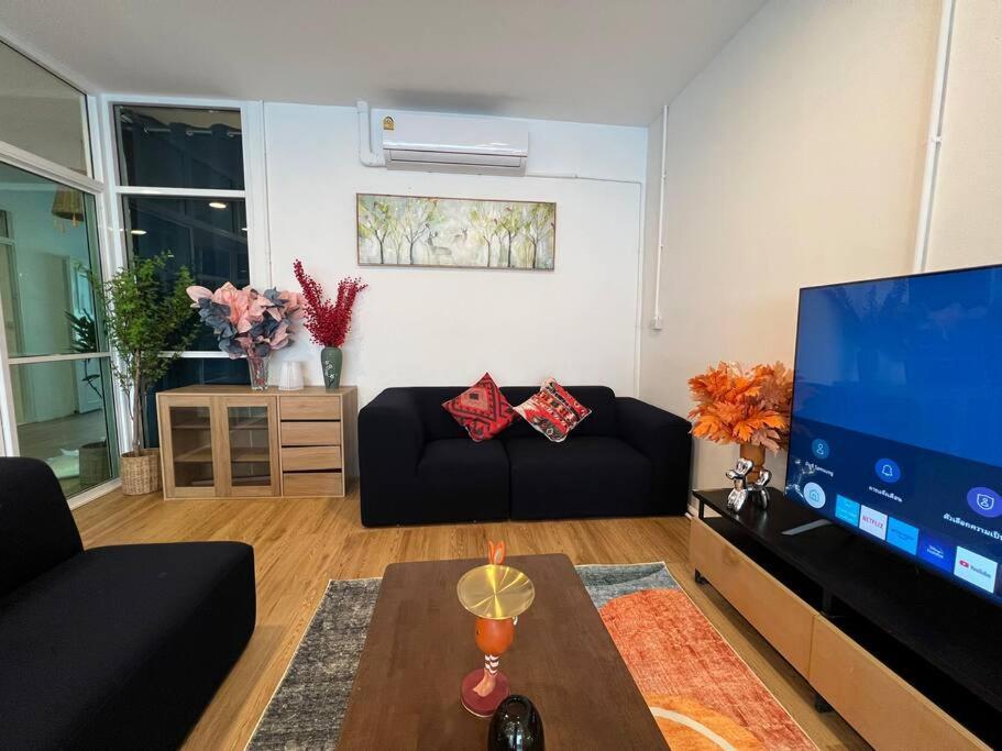 Roof 4br Private Floor, China Town, Center Apartment *