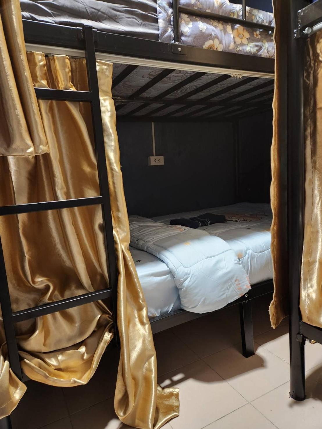 Green Apple Khaosan Hostel *