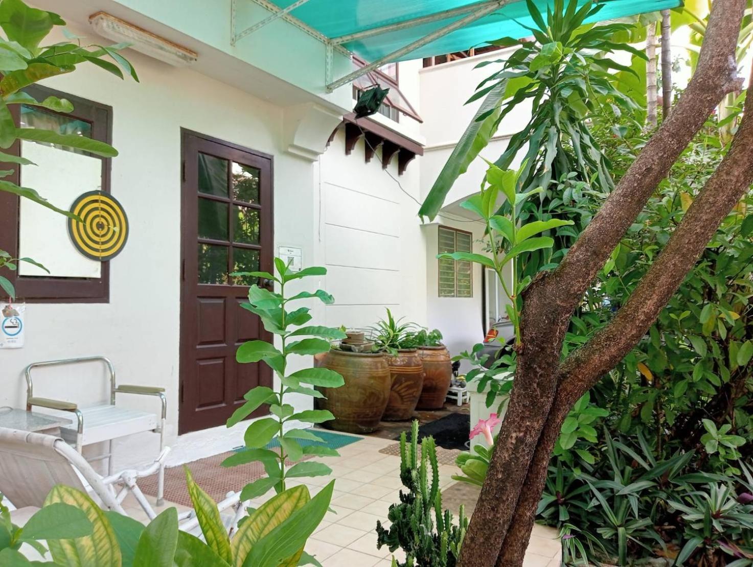 Rumah tetamu Young And Beautiful Bangkok