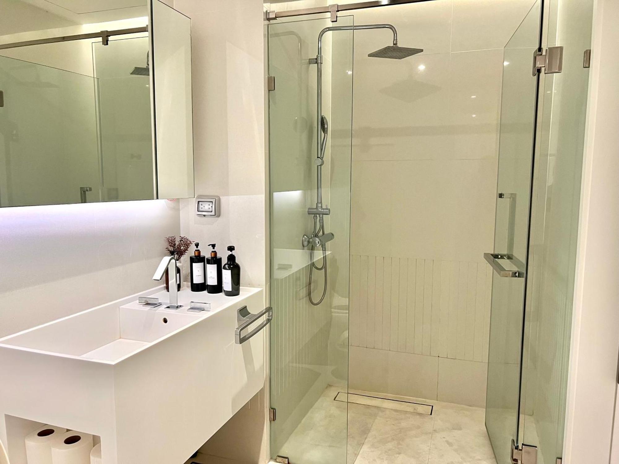 Apartment Sukhumvit 11#luxury#pool#gym#bts Nana&mrt Sukhumvit#1br#max2ppl *