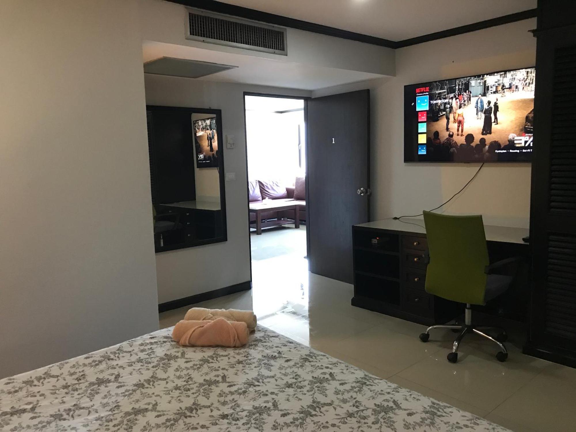 Omnitower Two Bedroom Cozy Apartment Bangkok