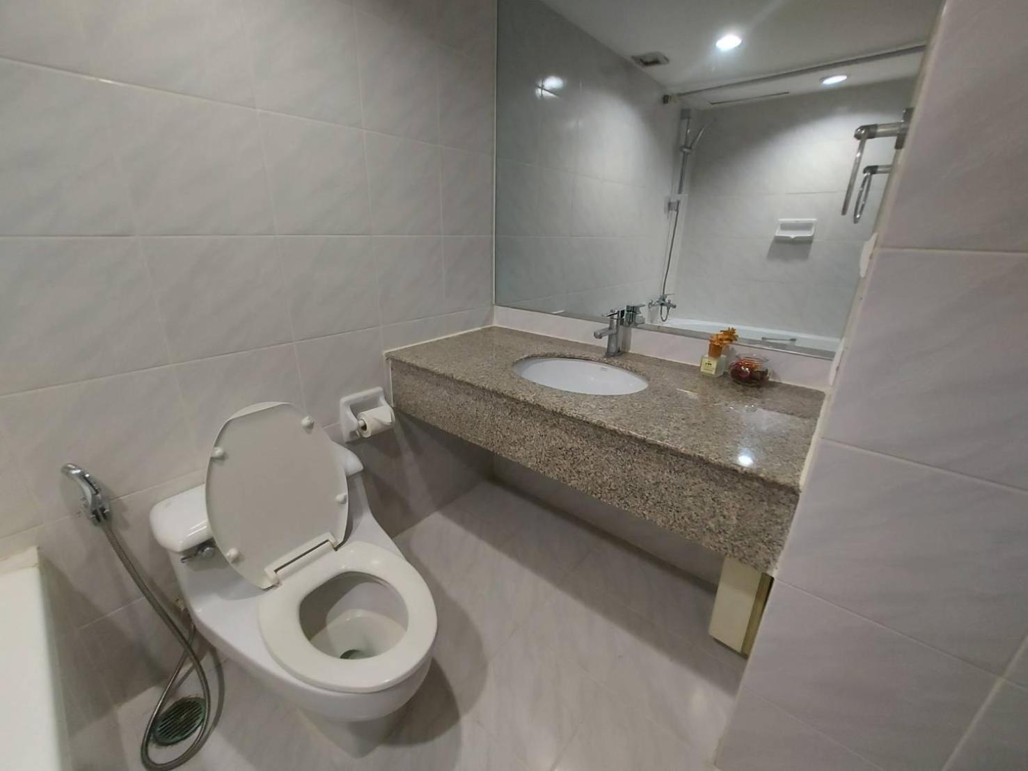 Apartment Omnitower Near Nana, With Beautiful Balcony Bangkok
