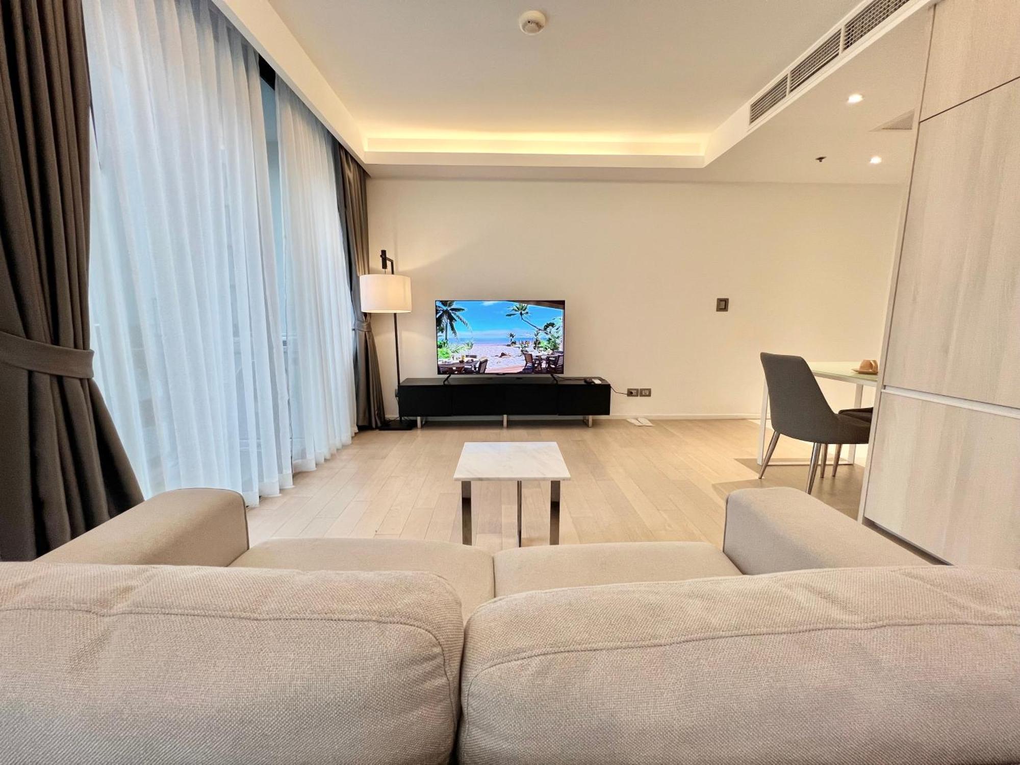 Apartment Sukhumvit 11#luxury#pool#gym#bts Nana&mrt Sukhumvit#1br#max2ppl Bangkok