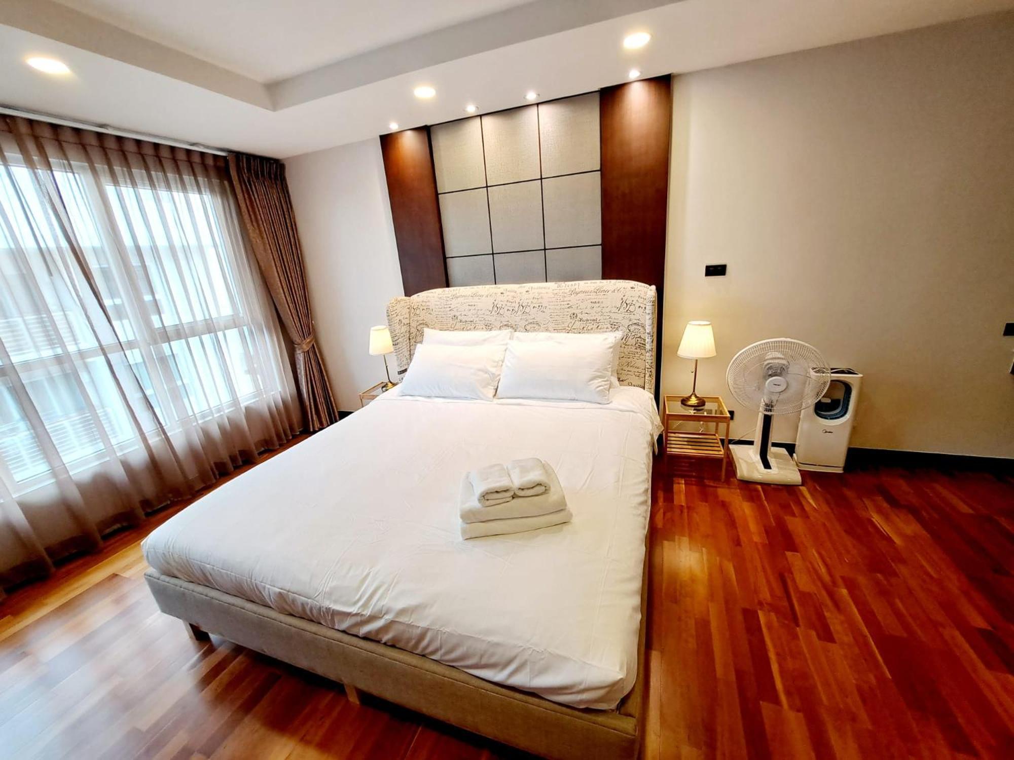 8th Floor 2brs Penthouse 700m Walk To Ekkamai Bts Station * Bangkok