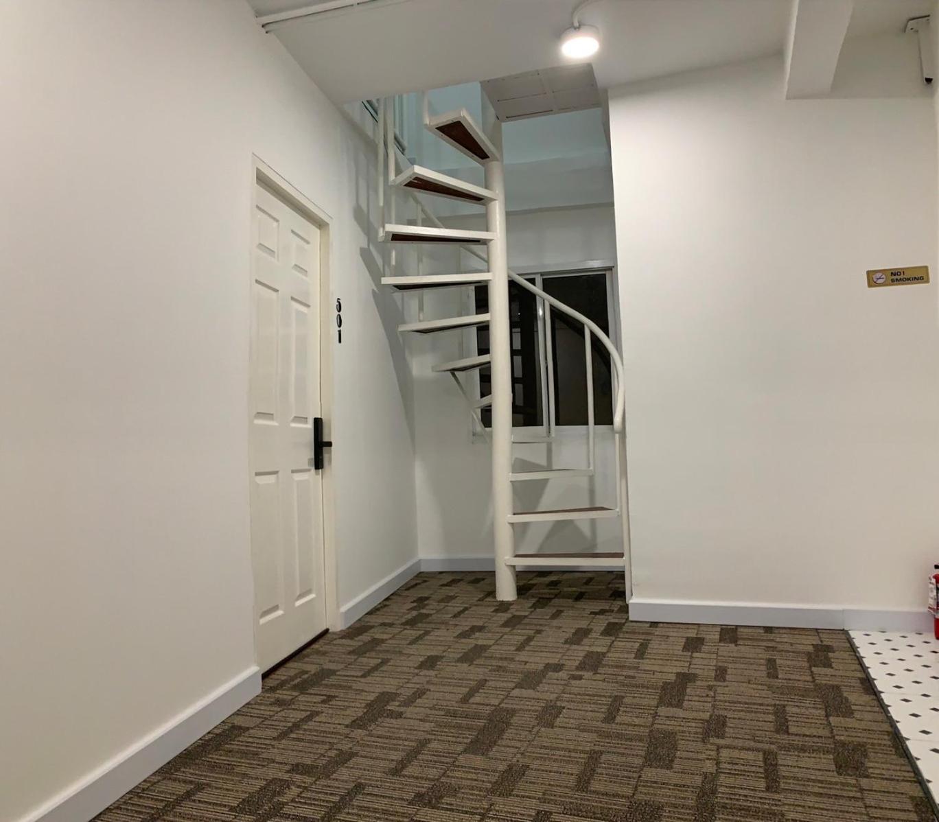 The White Den Sukhumvit 44 Hostel