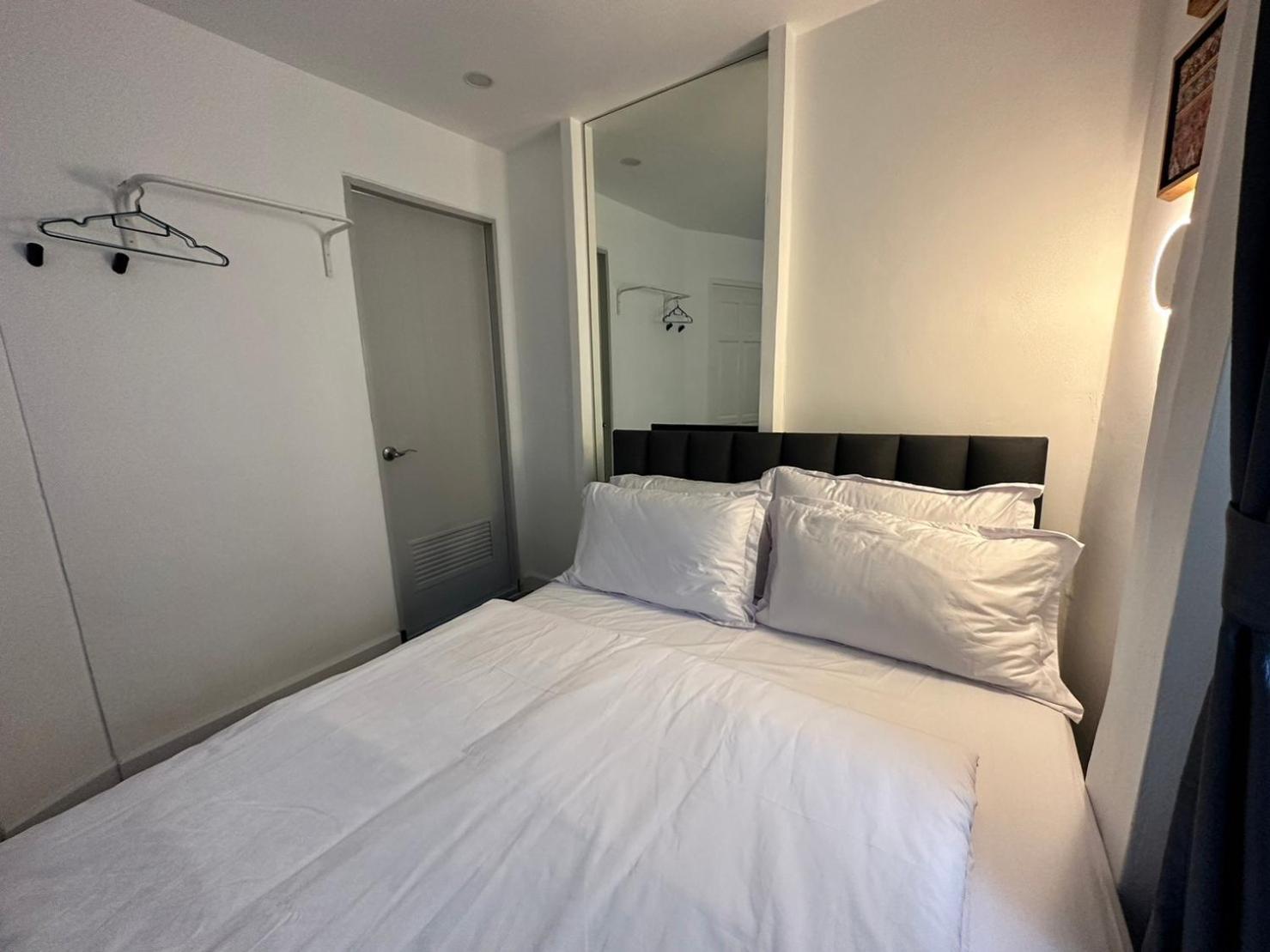 The White Den Sukhumvit 44 Hostel Bangkok