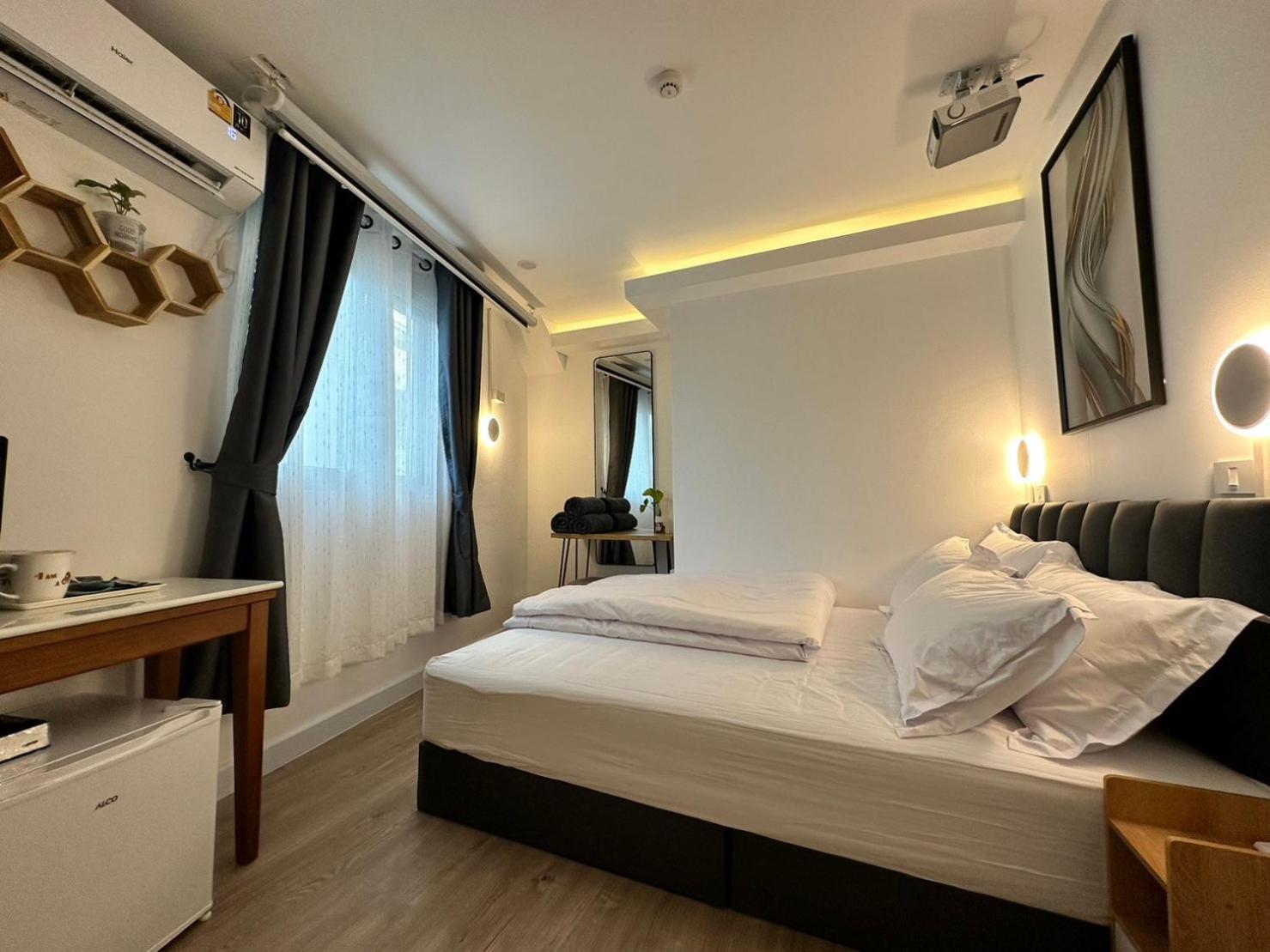 The White Den Sukhumvit 44 Hostel *