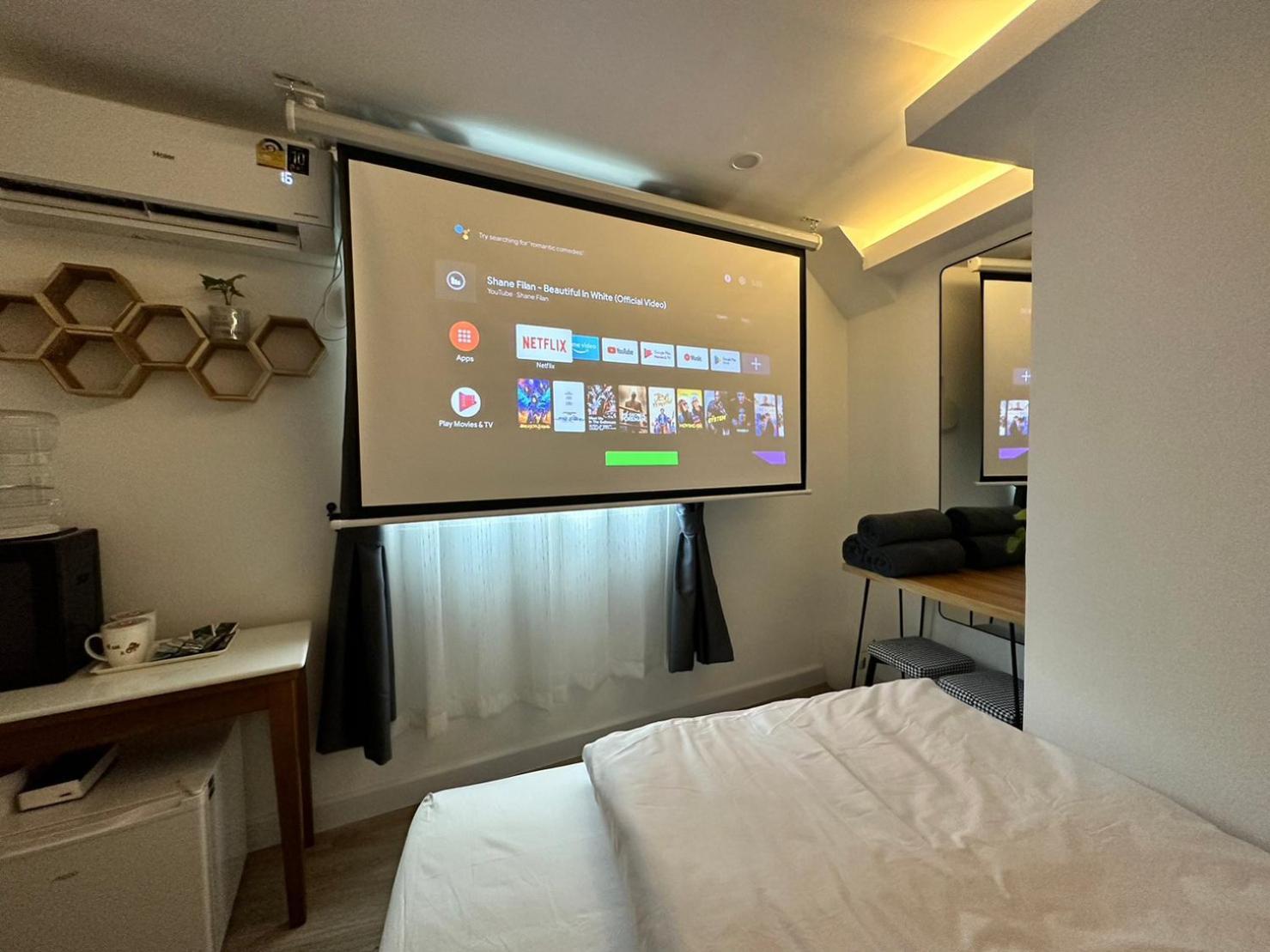 The White Den Sukhumvit 44