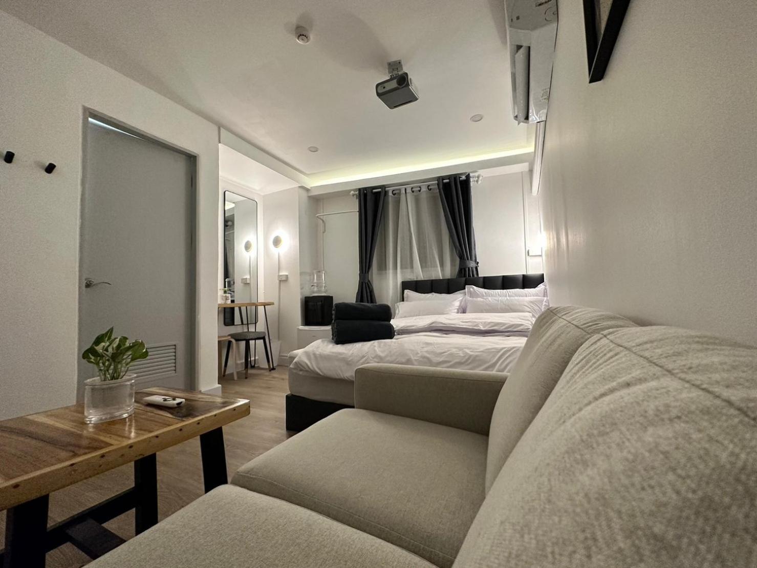 The White Den Sukhumvit 44 Bangkok
