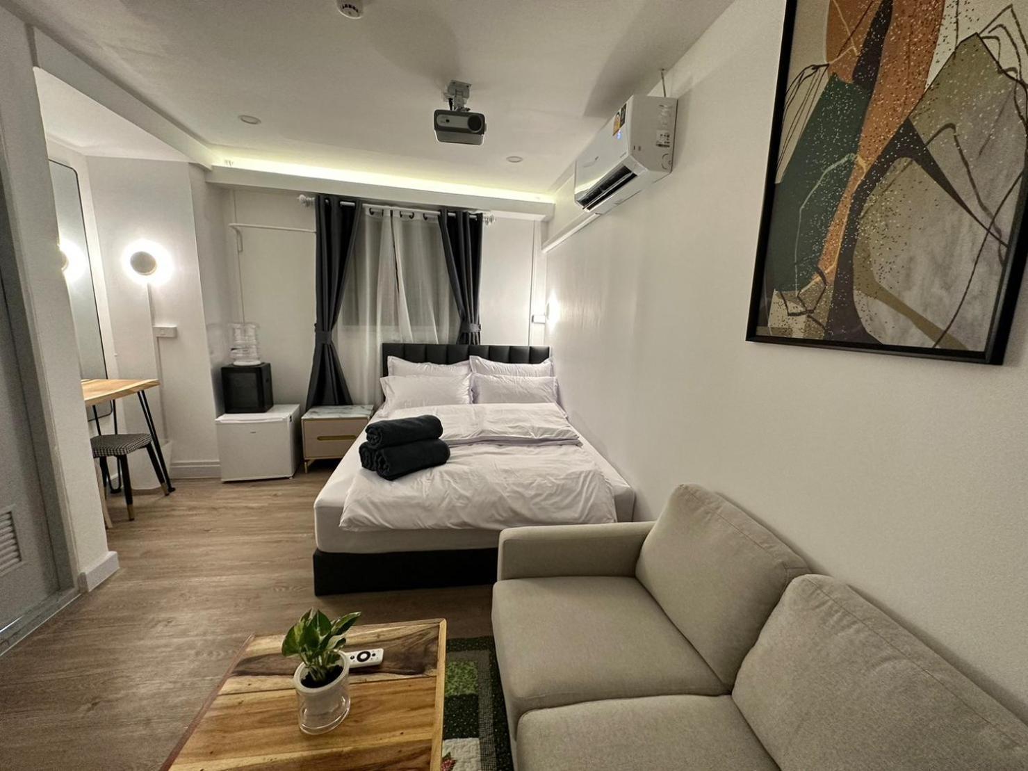 The White Den Sukhumvit 44 *