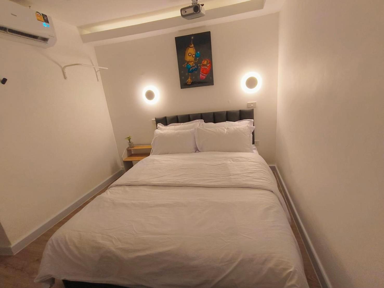 The White Den Sukhumvit 44