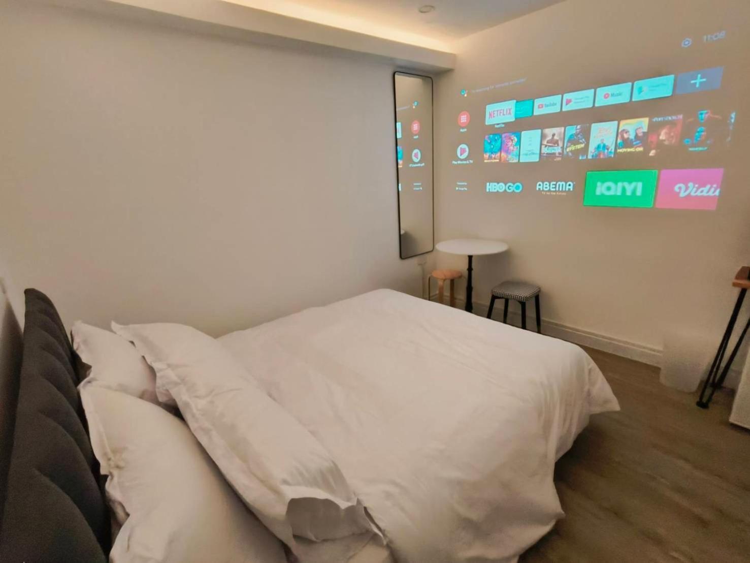 The White Den Sukhumvit 44 Hostel Bangkok