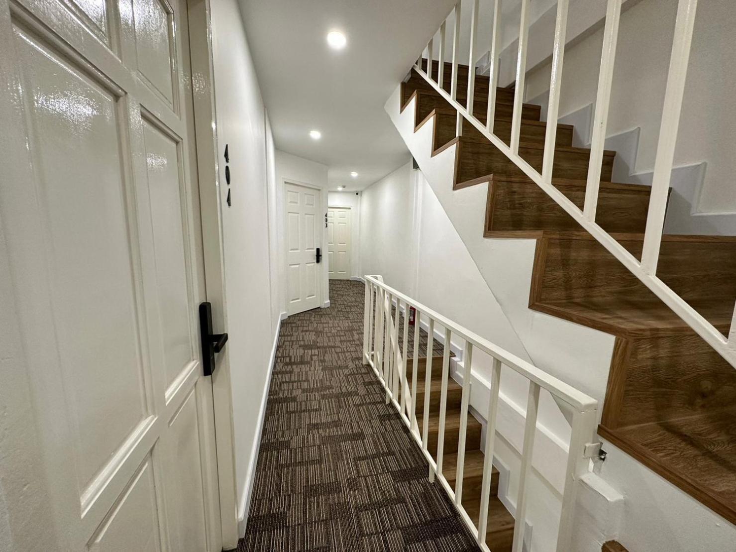 The White Den Sukhumvit 44 Hostel