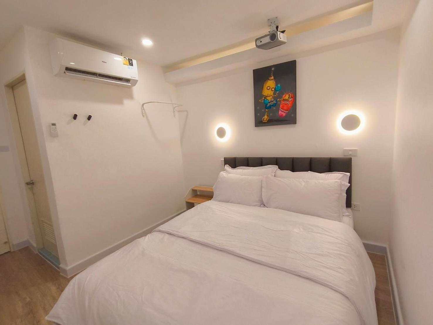 The White Den Sukhumvit 44