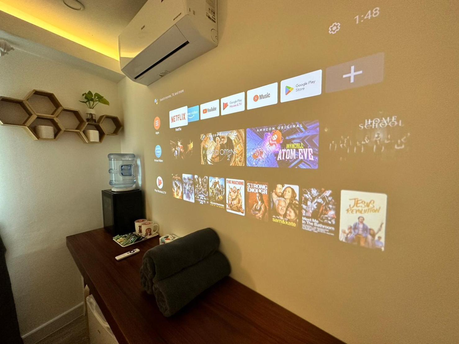 The White Den Sukhumvit 44 Hostel *