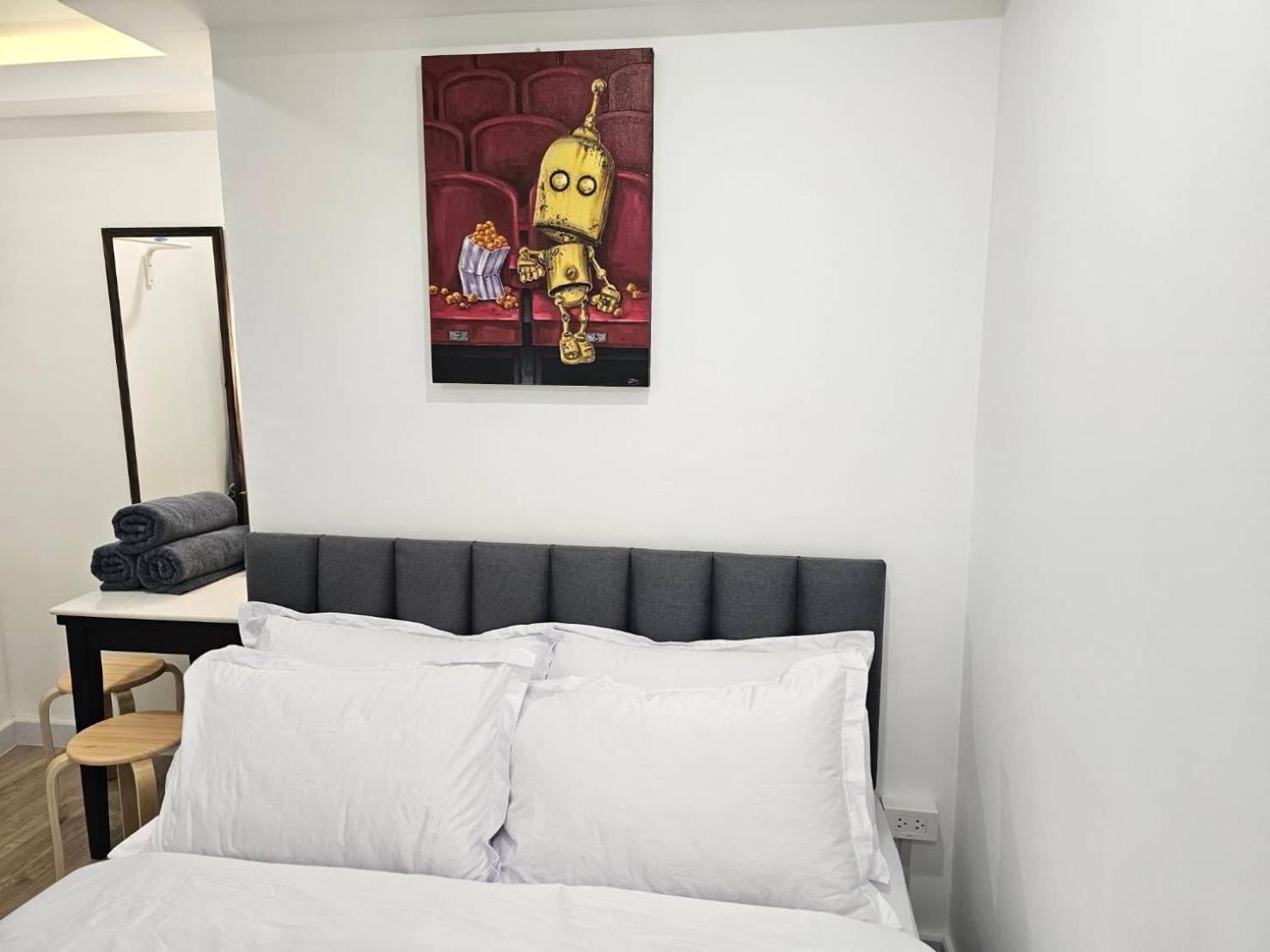 The White Den Sukhumvit 44 Hostel Bangkok