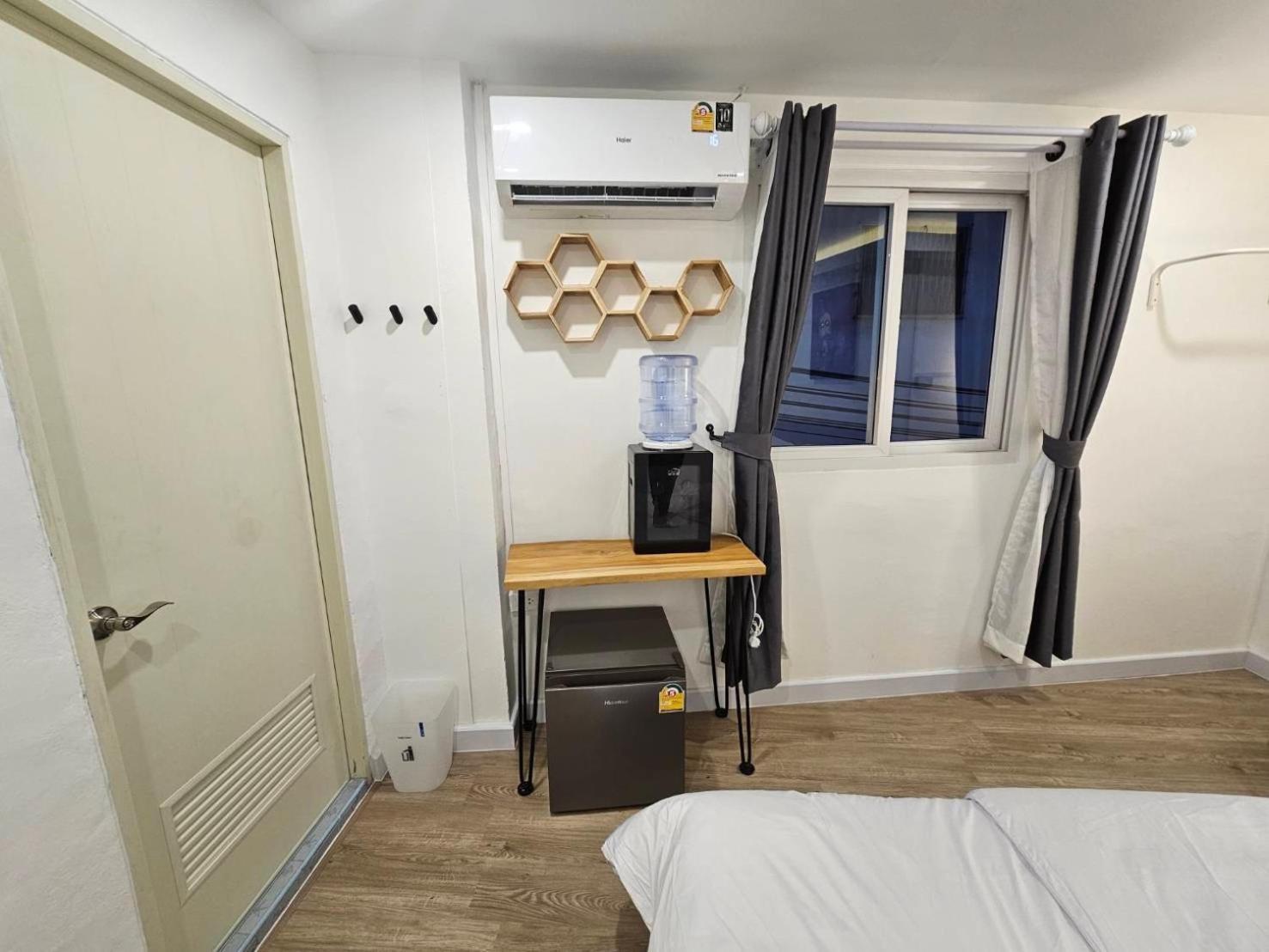 The White Den Sukhumvit 44