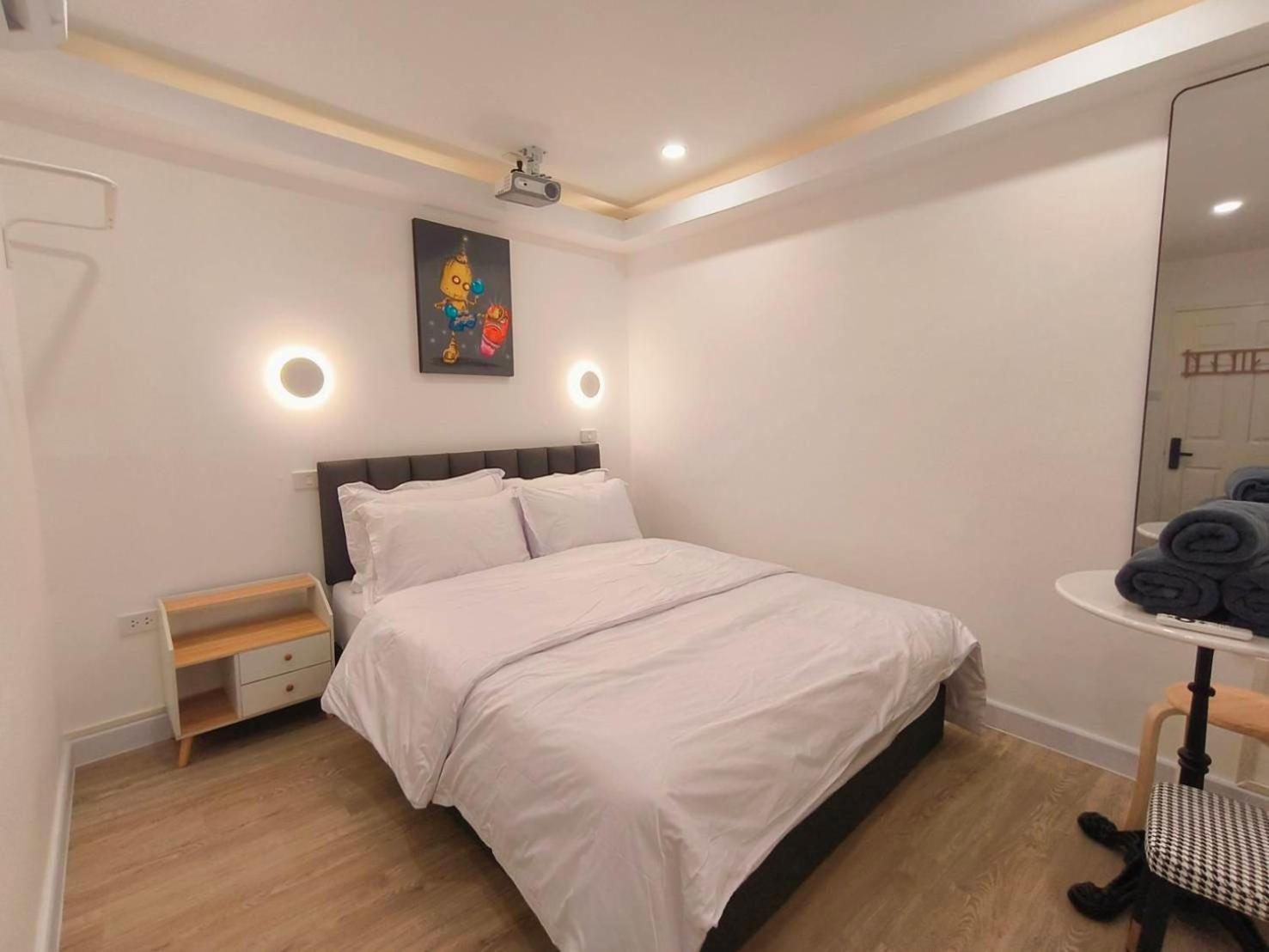 The White Den Sukhumvit 44 Hostel Bangkok