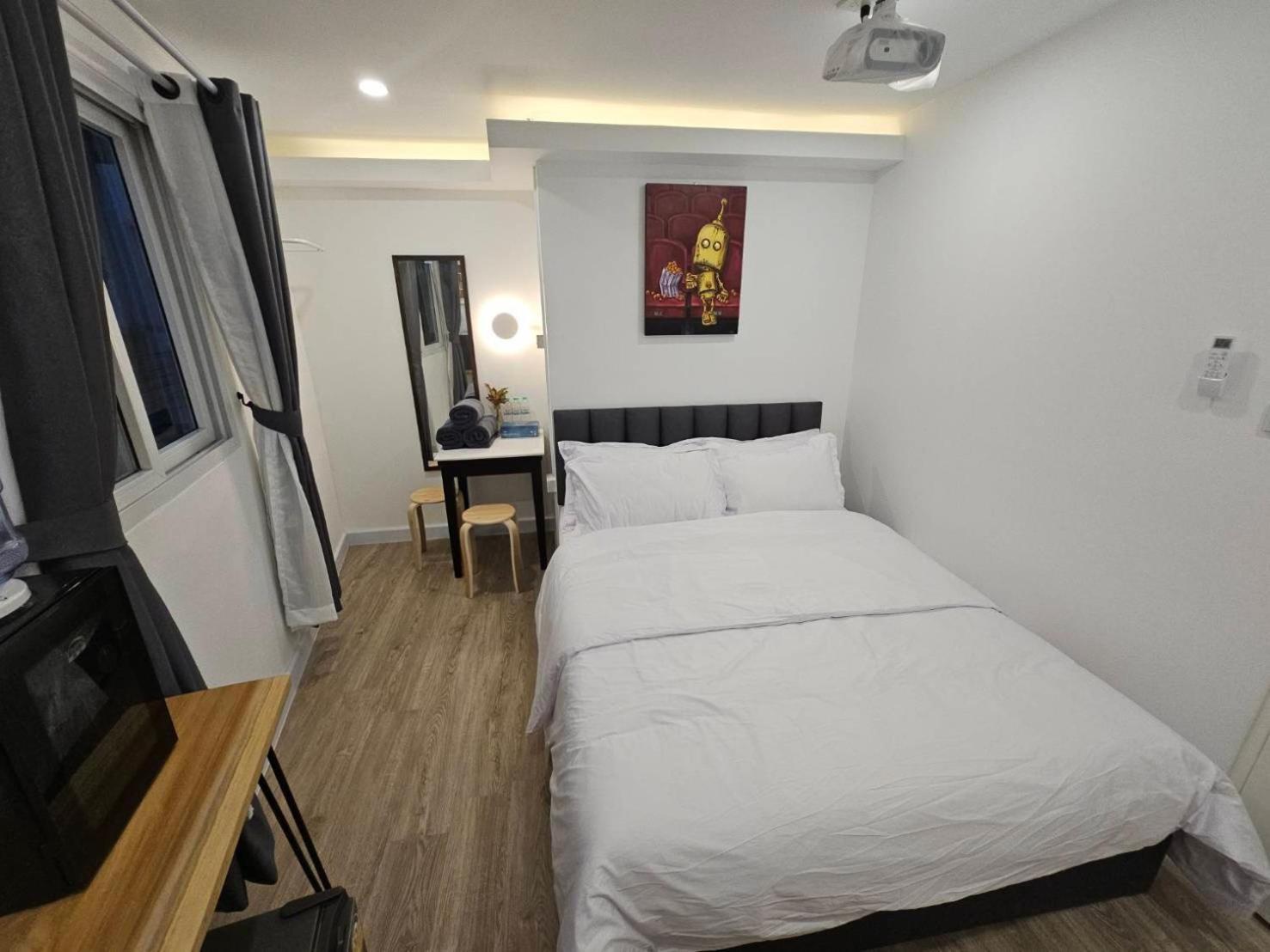 The White Den Sukhumvit 44 Hostel