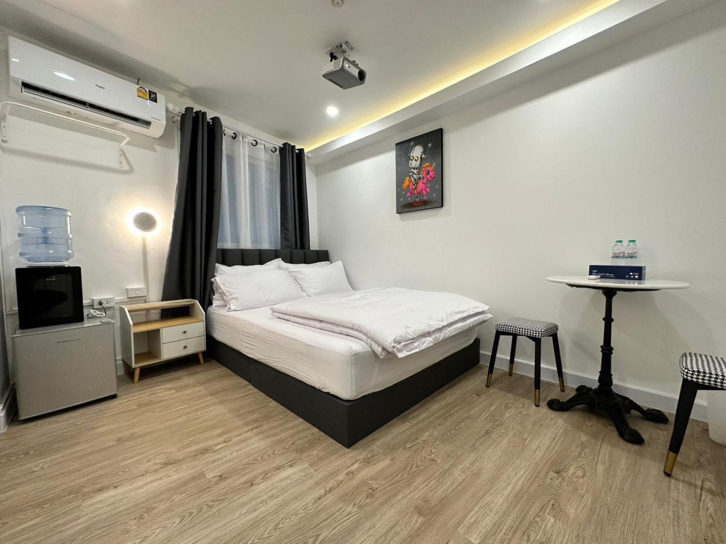 The White Den Sukhumvit 44 *