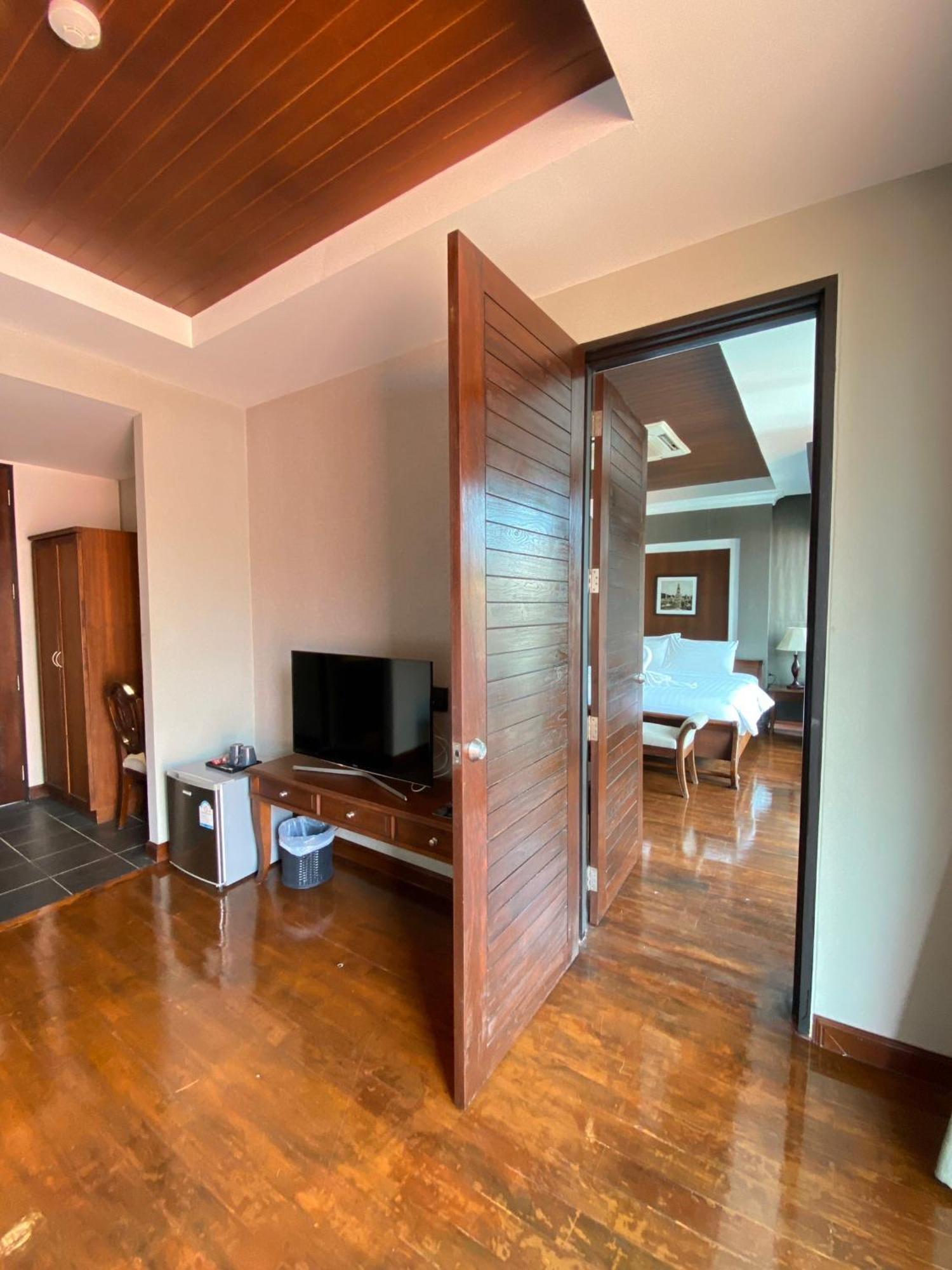 Yotaka Hotel 3*