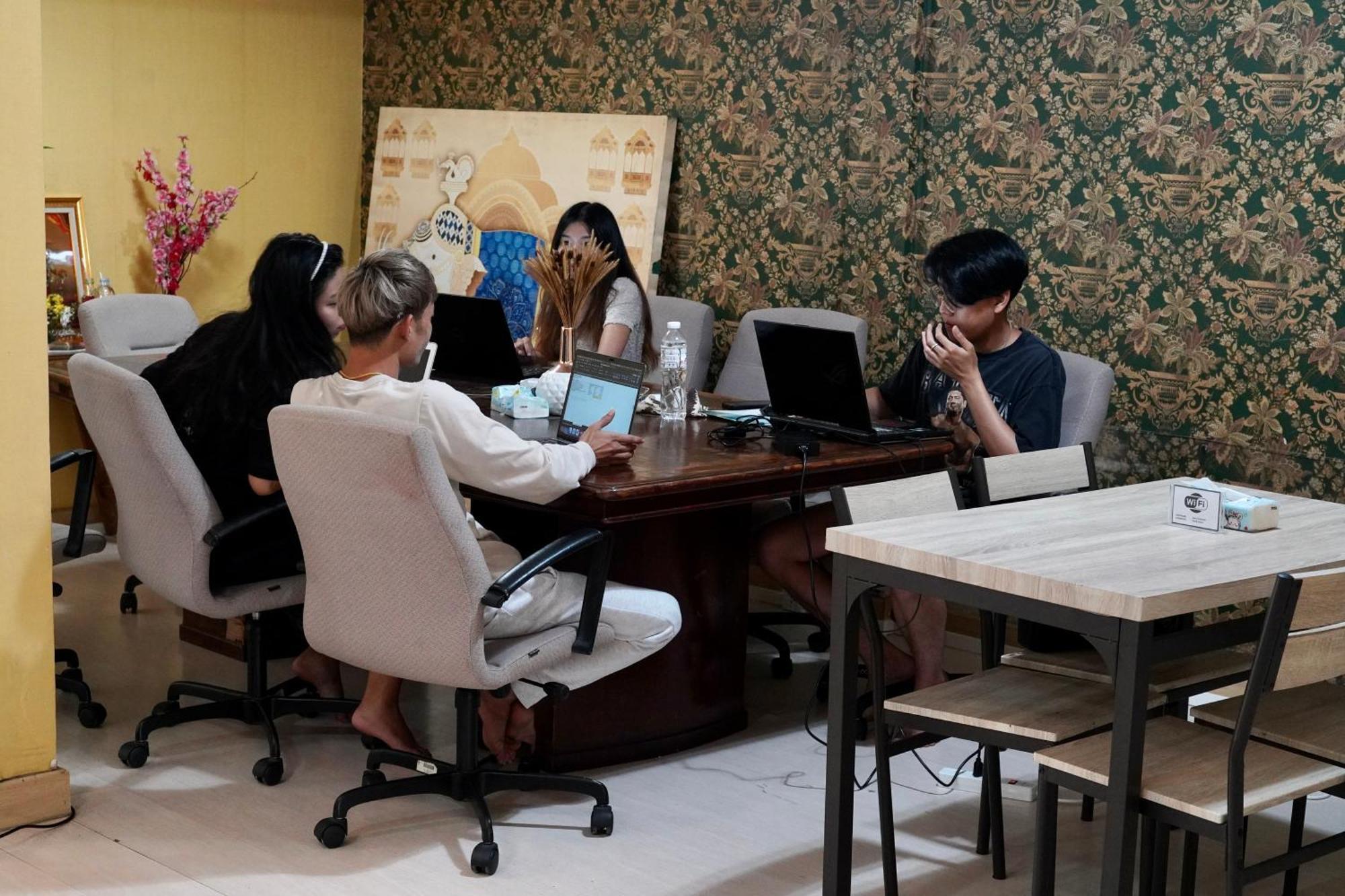Hostel Sura Near Mrt Phra Ram 9 Bangkok