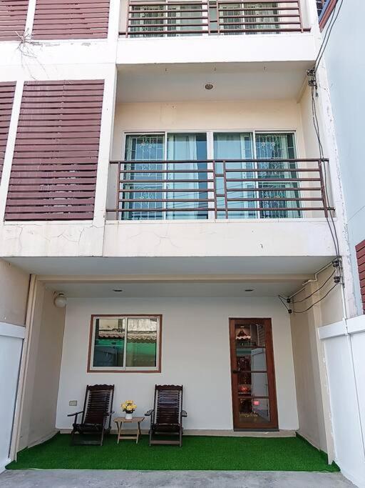 Happyhouse Laksi Station Bangkok