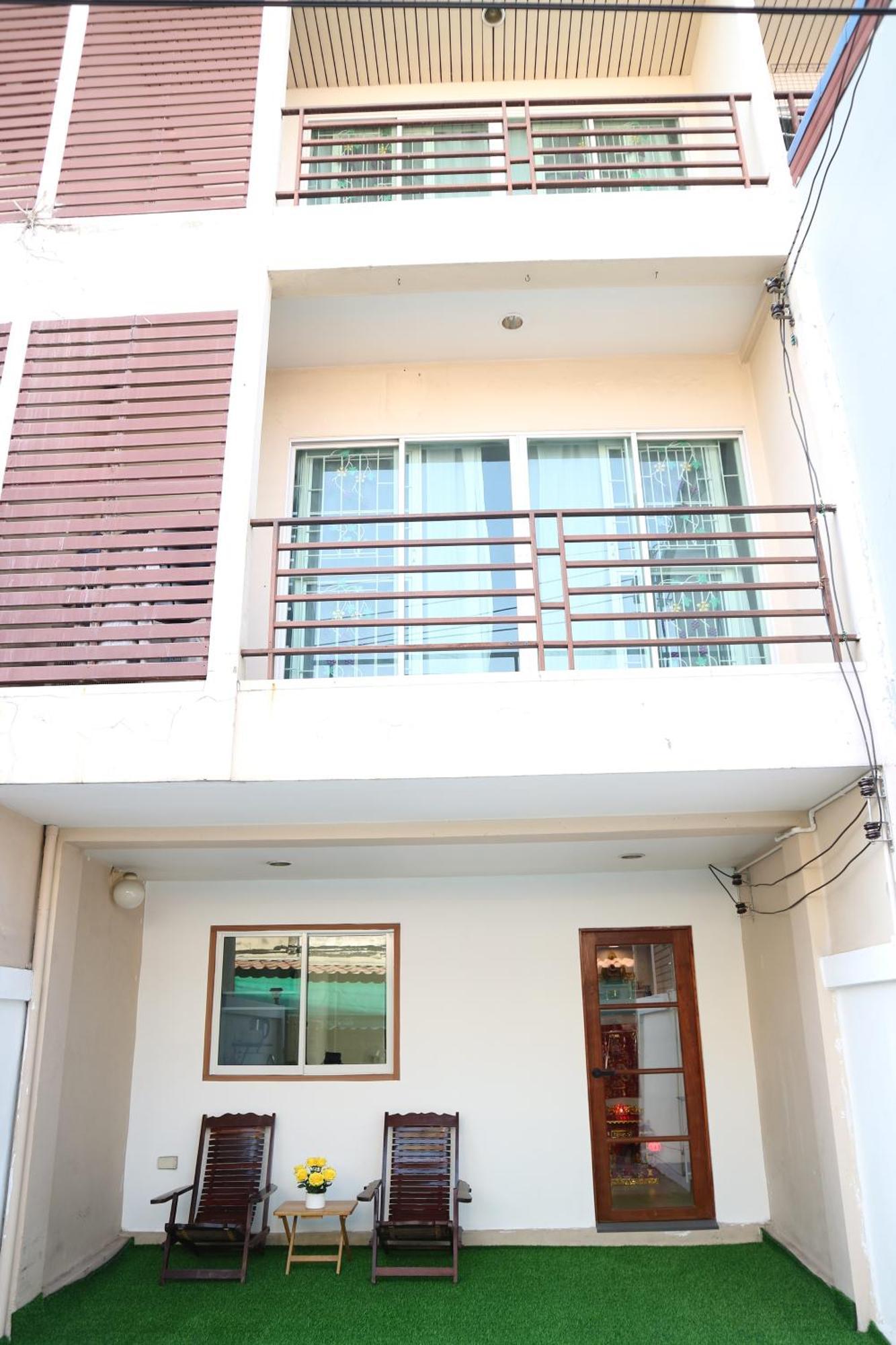 Happyhouse Laksi Station * Bangkok