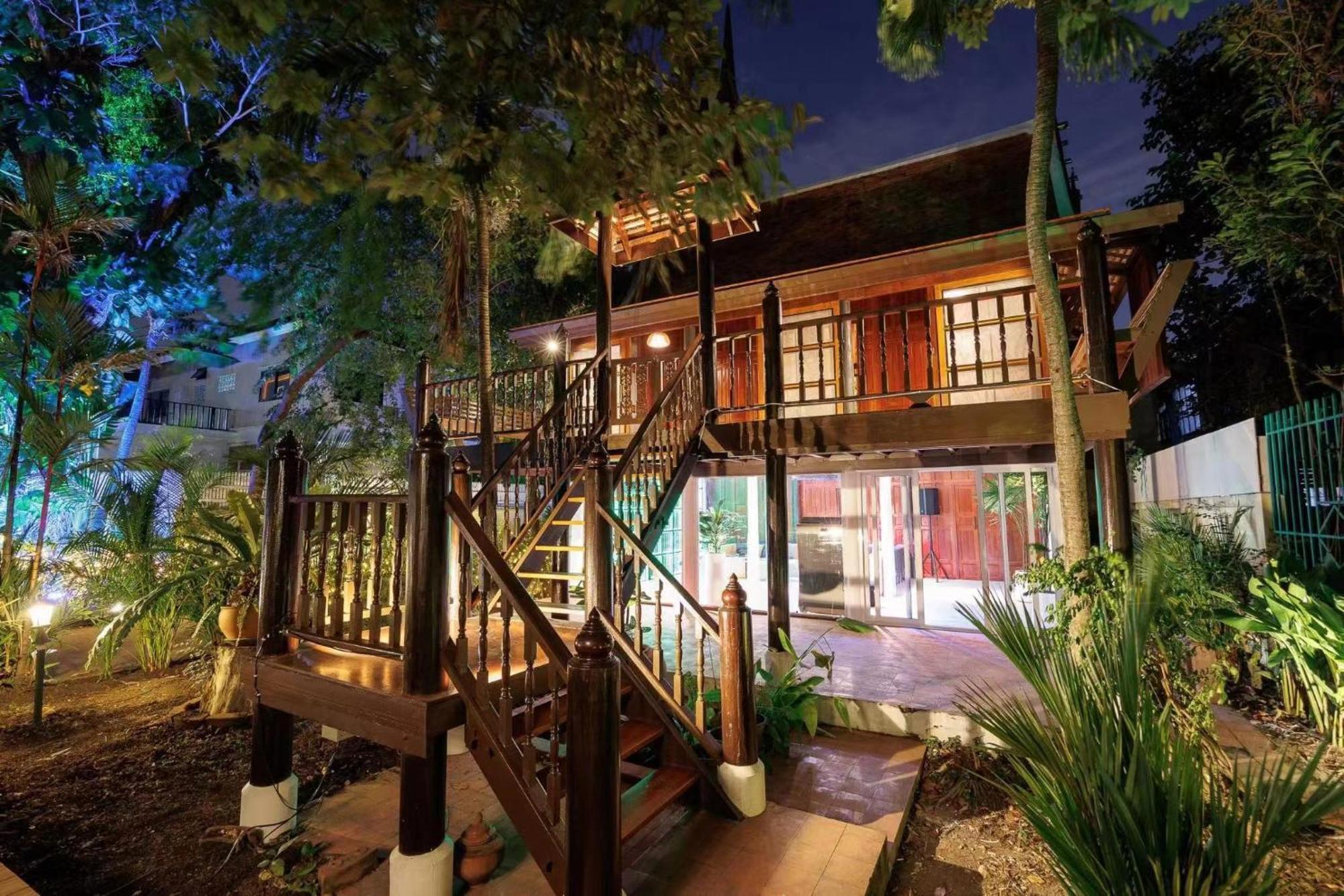 Vila 曼谷2000平方米庄园别墅，超大泳池sukhmvit位置绝佳，9间卧室，私人ktv Bangkok