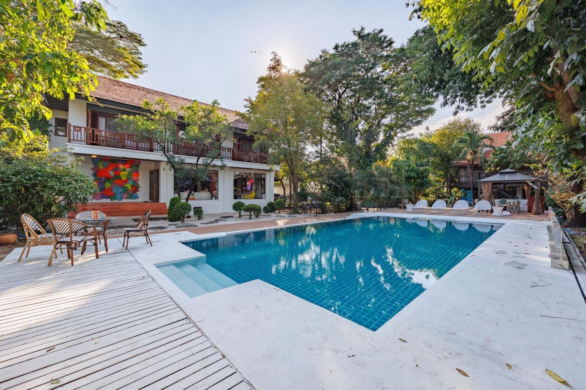 曼谷2000平方米庄园别墅，超大泳池sukhmvit位置绝佳，9间卧室，私人ktv Vila Bangkok