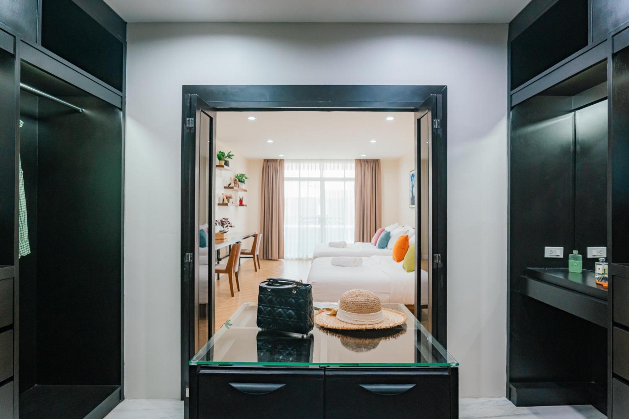 Modern - 6beds, Center, Phrom Phong Bts, Em District, Terminal 21 Villa