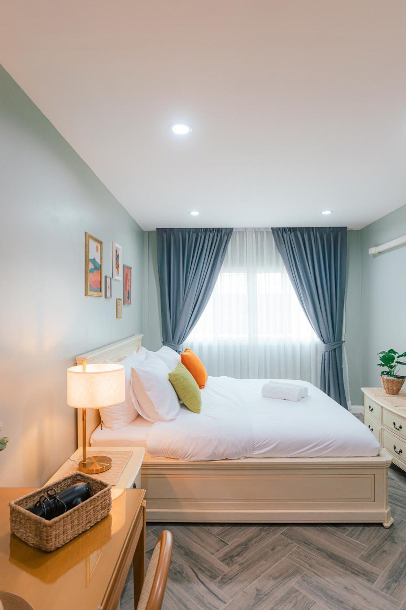 Modern - 6beds, Center, Phrom Phong Bts, Em District, Terminal 21 Villa *