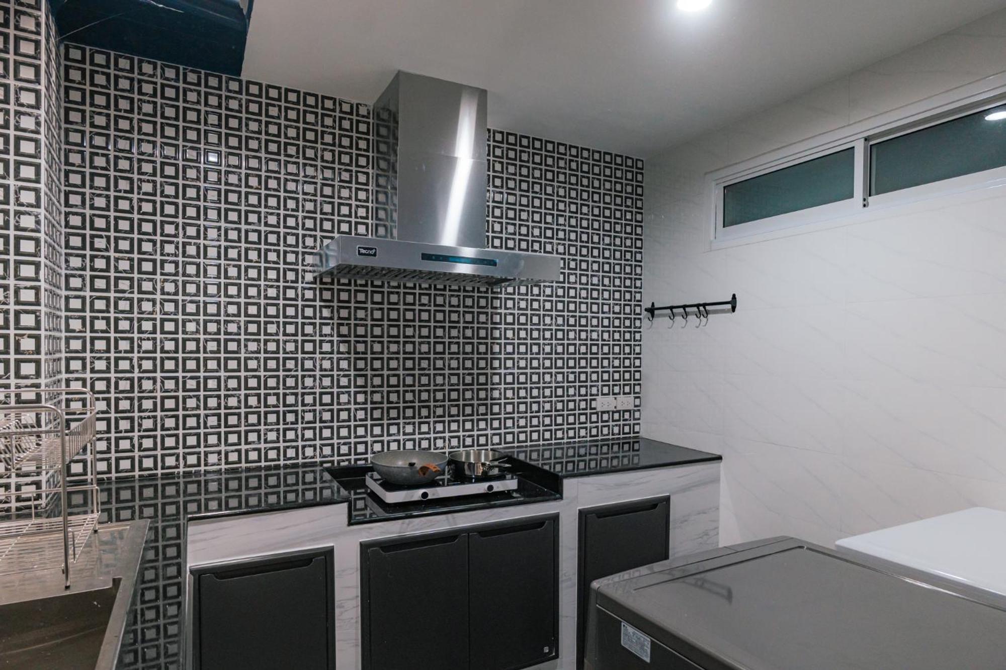 Modern - 6beds, Center, Phrom Phong Bts, Em District, Terminal 21 Villa *