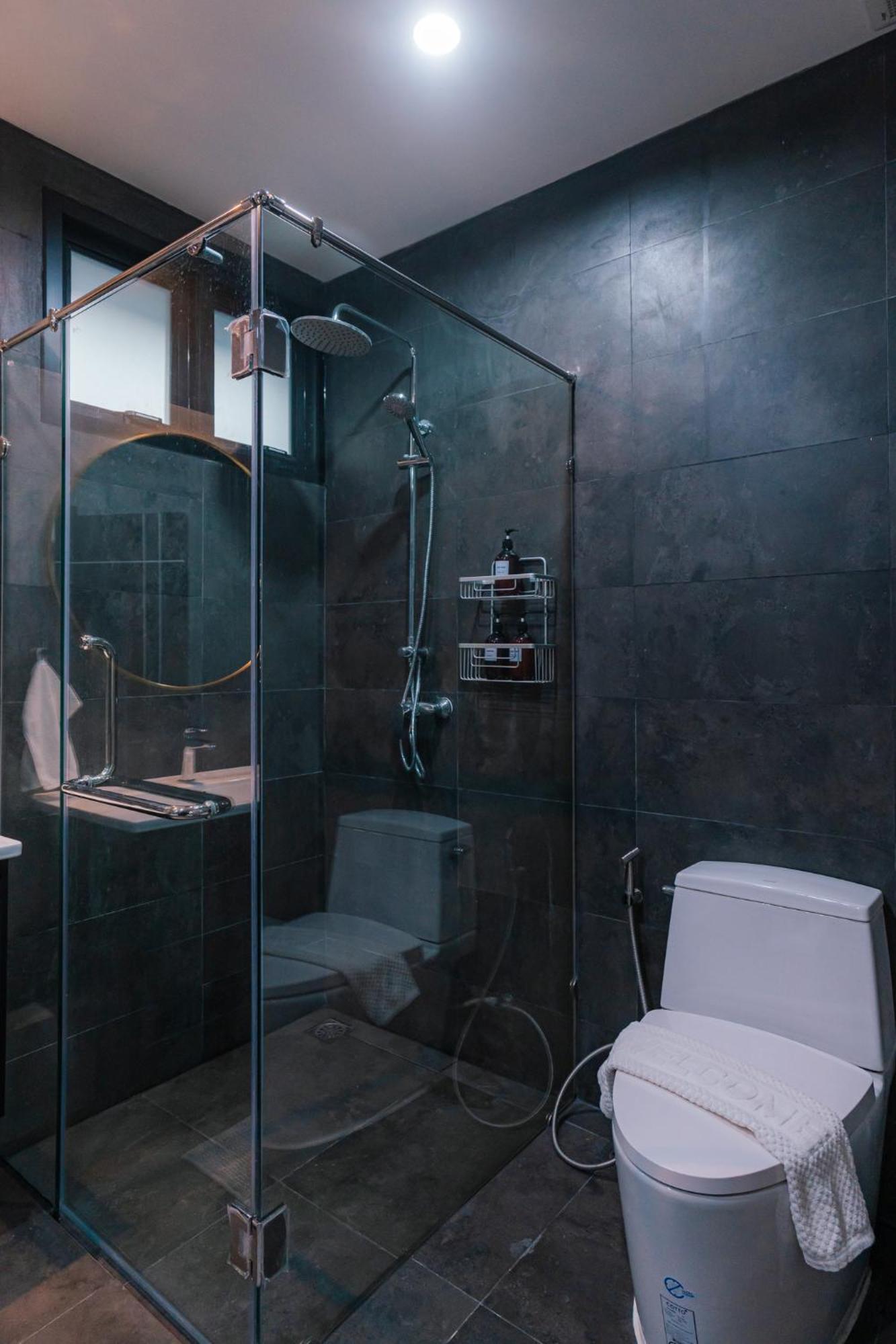 Modern - 6beds, Center, Phrom Phong Bts, Em District, Terminal 21 Villa