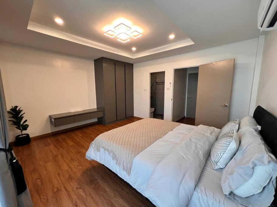 บ้านยิ้ม - 2 Bedroom, 2 Bathroom Apartment *