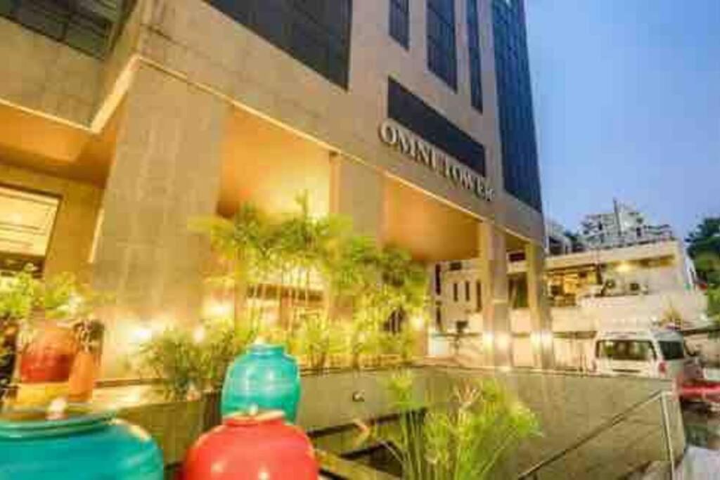 Selfcheckin 1 Bedroom Omni Tower Center Near Ploenchit Asoke Sukhumvit Bts Night Club Pool&gym *