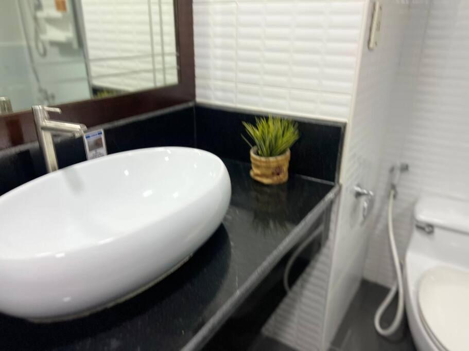 Selfcheckin 1 Bedroom Omni Tower Center Near Ploenchit Asoke Sukhumvit Bts Night Club Pool&gym * Bangkok