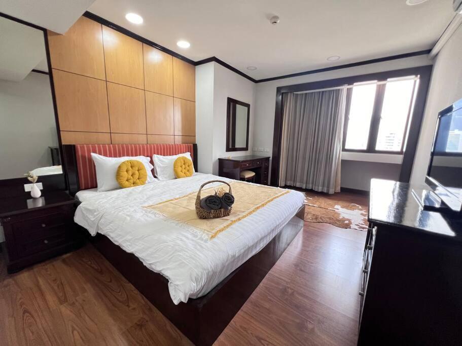 Selfcheckin 1 Bedroom Omni Tower Center Near Ploenchit Asoke Sukhumvit Bts Night Club Pool&gym Apartment *