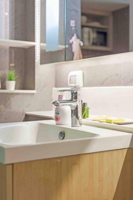 Apartment 1 Bedroom Bts 200m Fast Wifi 28 Gym Checkin 24h Bangkok