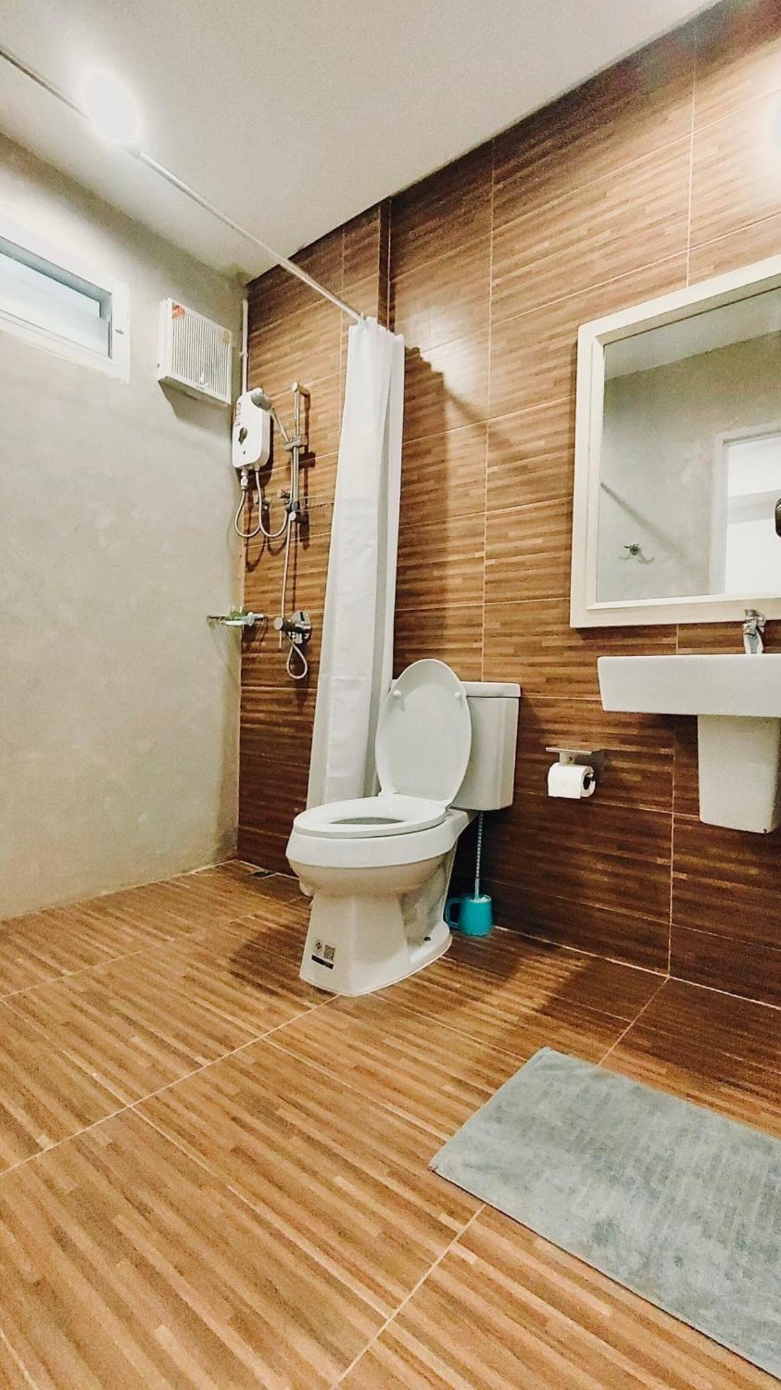 Whole 3-storey House Right In The Local Community. * Bangkok
