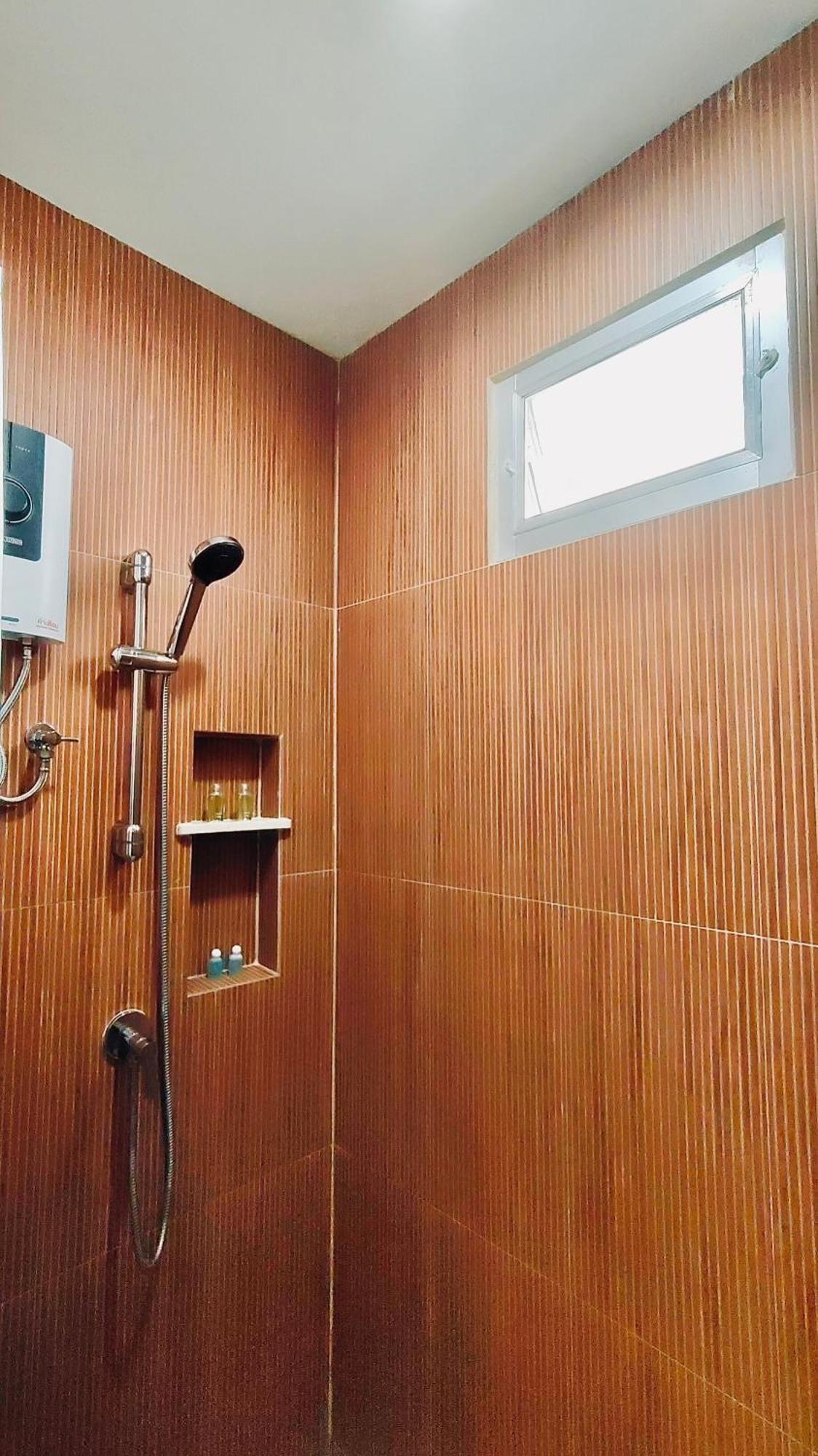 Whole 3-storey House Right In The Local Community. Apartment