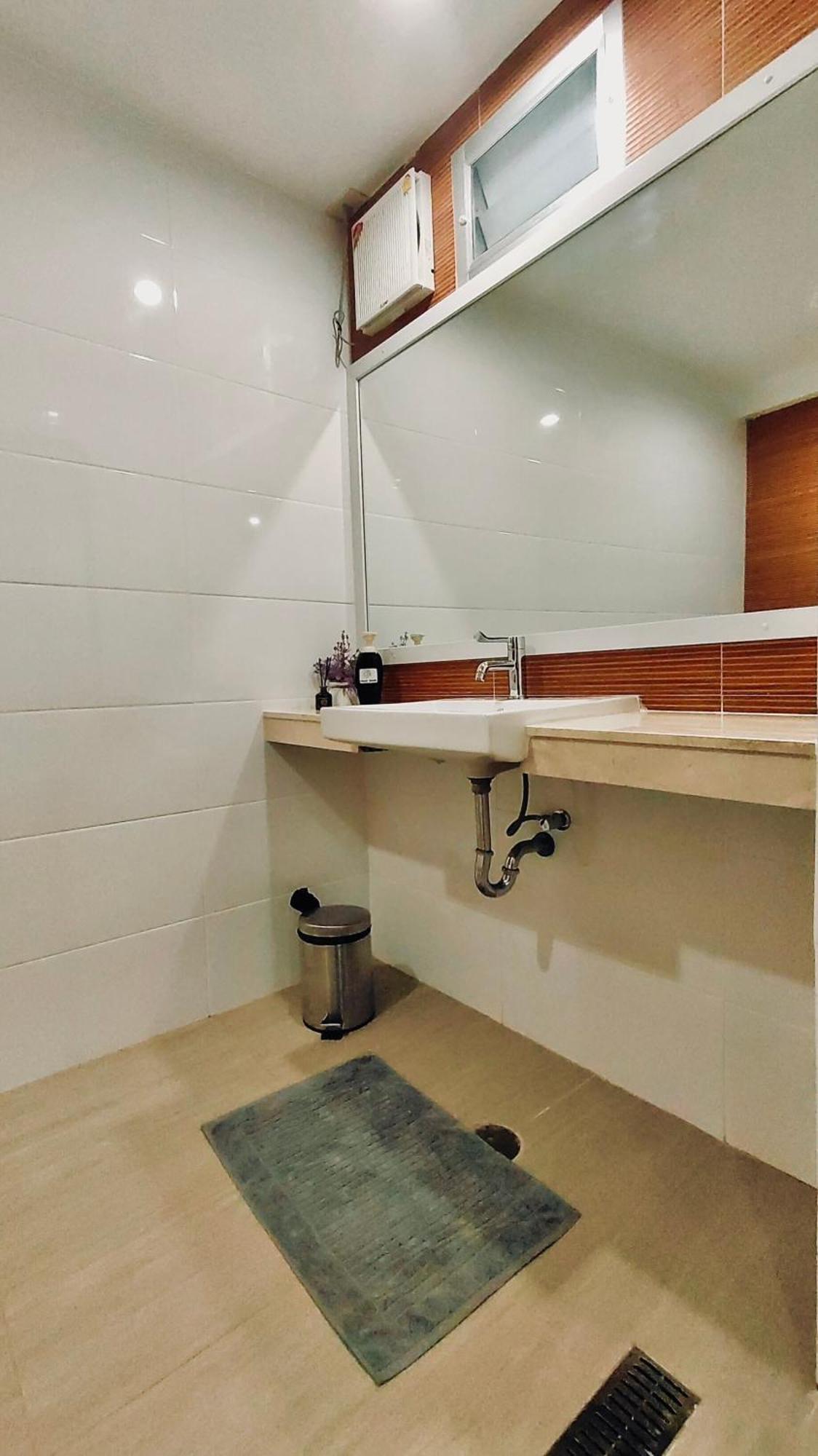Apartment Whole 3-storey House Right In The Local Community. Bangkok
