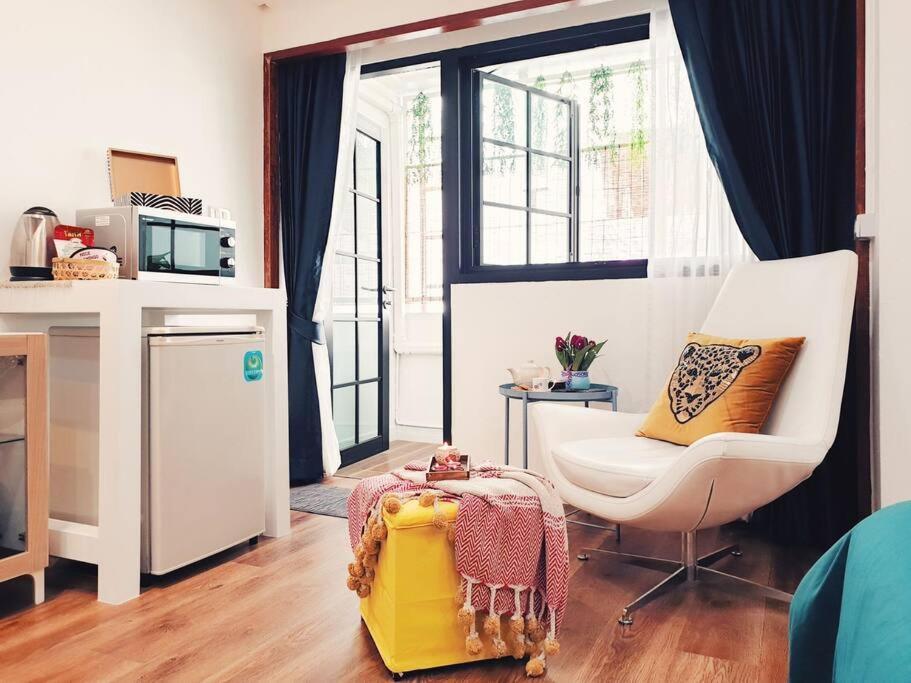 Double Studio, Private Bath & Balcony, Shared Kitchen With Local Family By Pillows & Purrs Bangkok