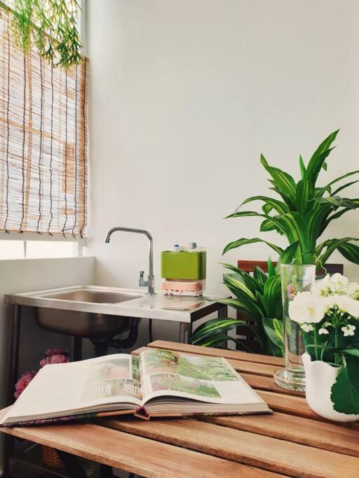Double Studio, Private Bath & Balcony, Shared Kitchen With Local Family By Pillows & Purrs Apartment *